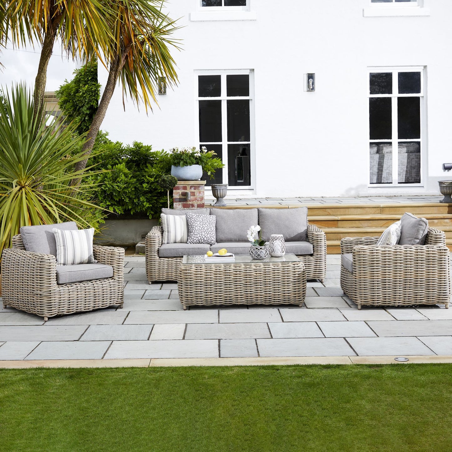 Levanto Collection Outdoor Five Seater Set